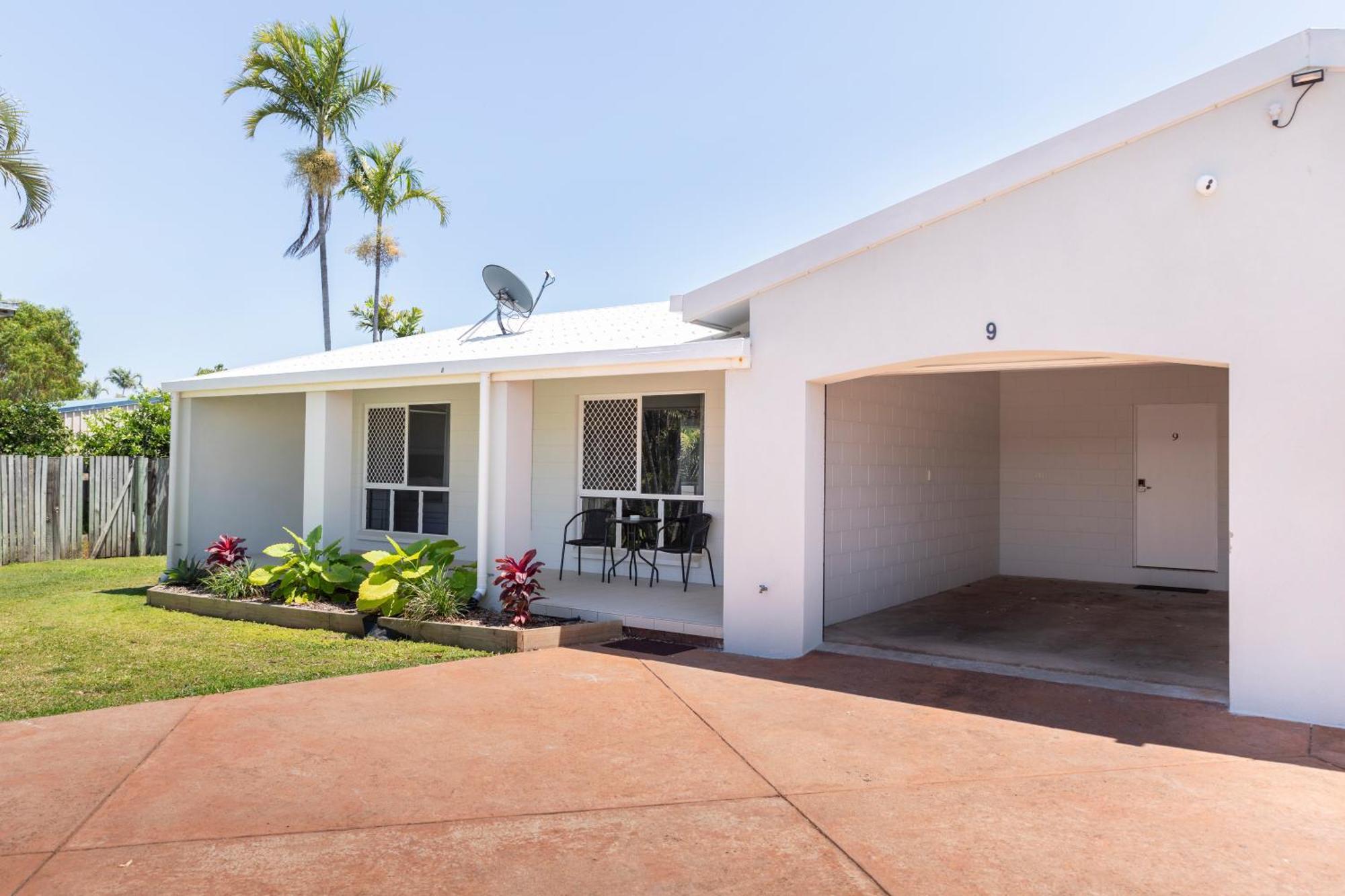 Palm View Holiday Apartments Bowen Exterior photo